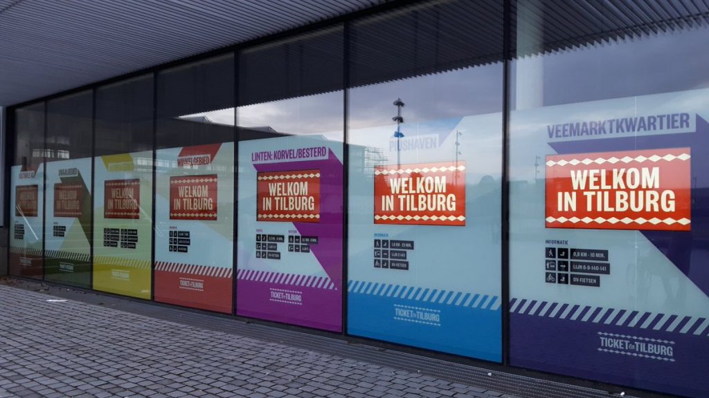 Beeldschermen achter raam Spoorzone Tilburg